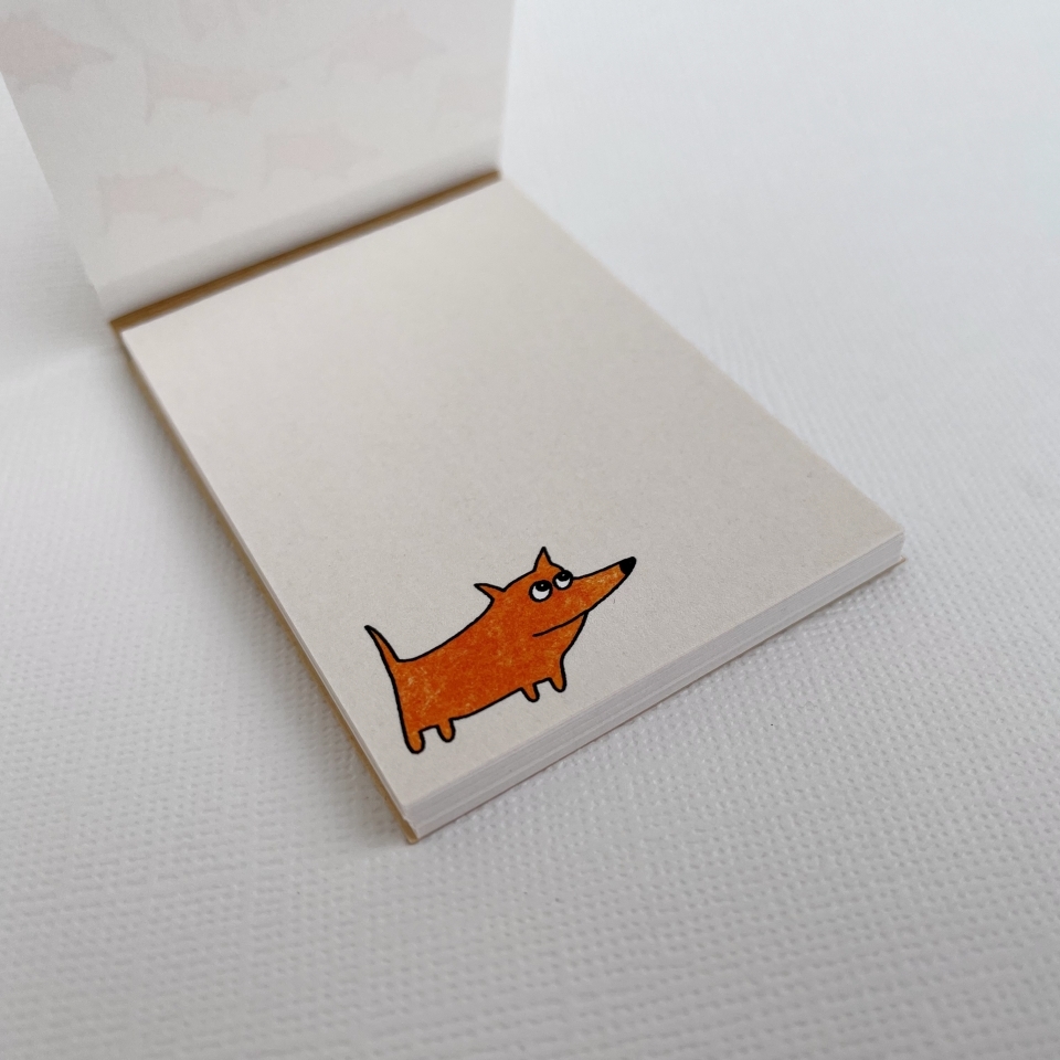 Rankų darbo, mažytis plėšomų lapelių bloknotas, mažiems užrašams „Oranžinis šunytis“
