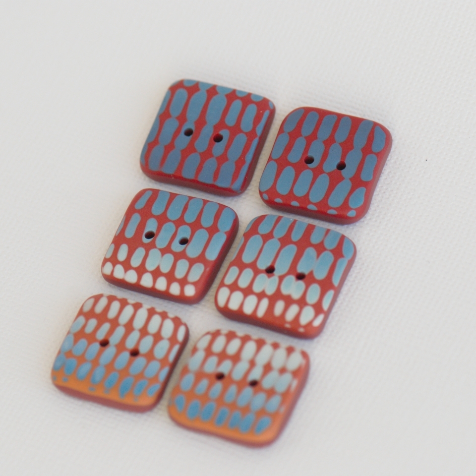 19 mm – 6 vnt. sagos kvadratinės margos - raudonos su mėlynais punktyrais